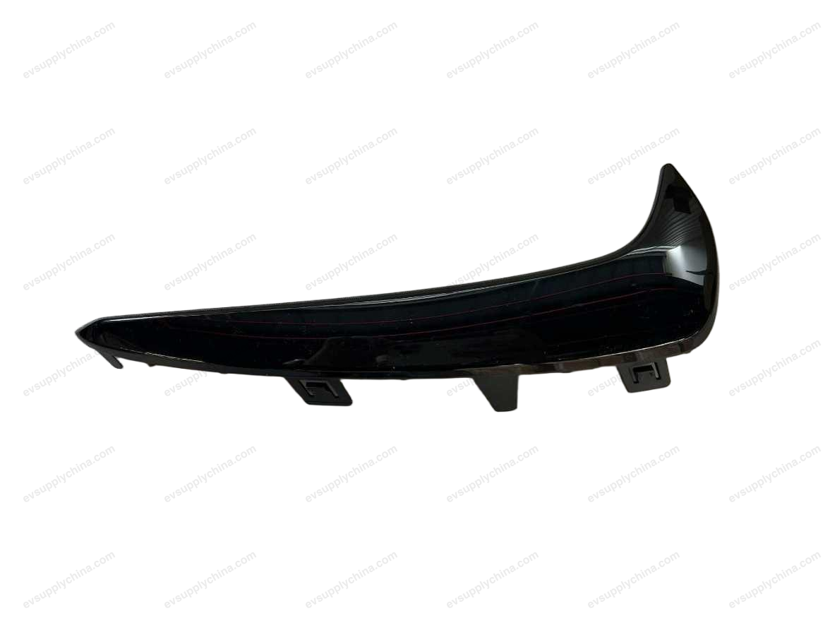 Front bumper right trim