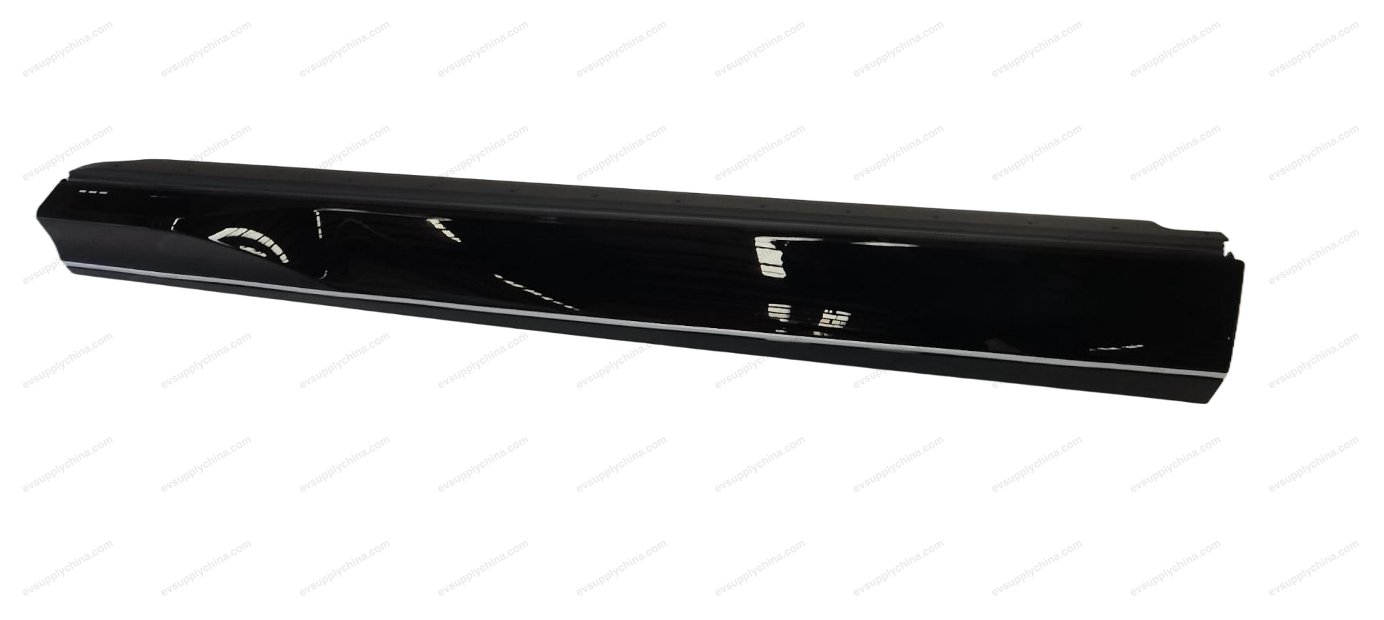 Right front door skirt assembly