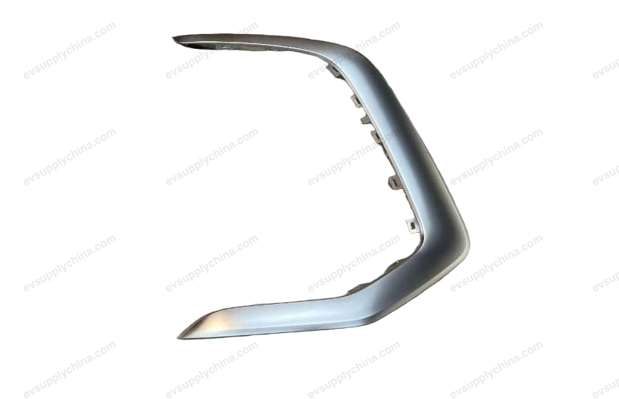 Front bumper body right trim piece — Denza D9